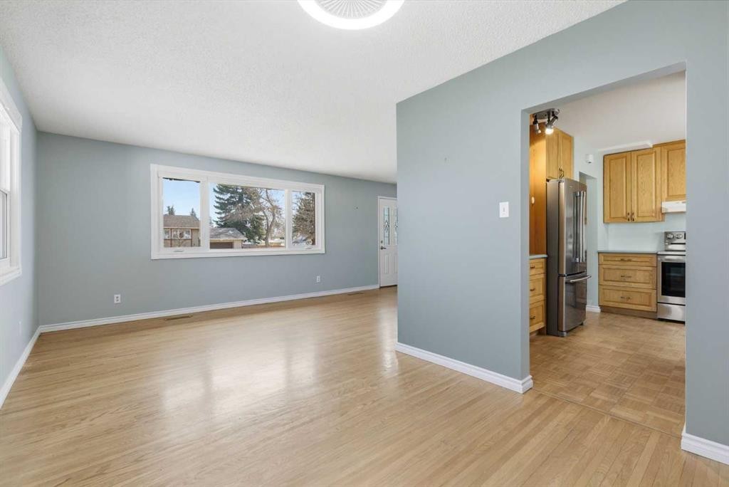 827 Forlee Drive Se, Calgary, AB - Indoor Photo Showing Living Room