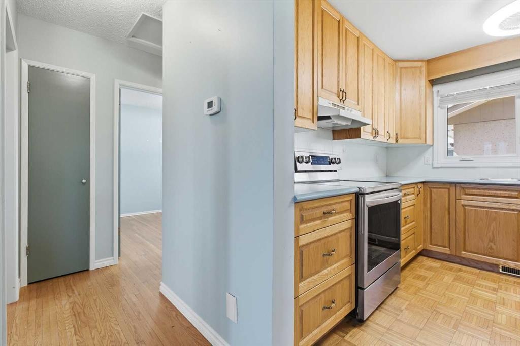 827 Forlee Drive Se, Calgary, AB - Indoor Photo Showing Kitchen