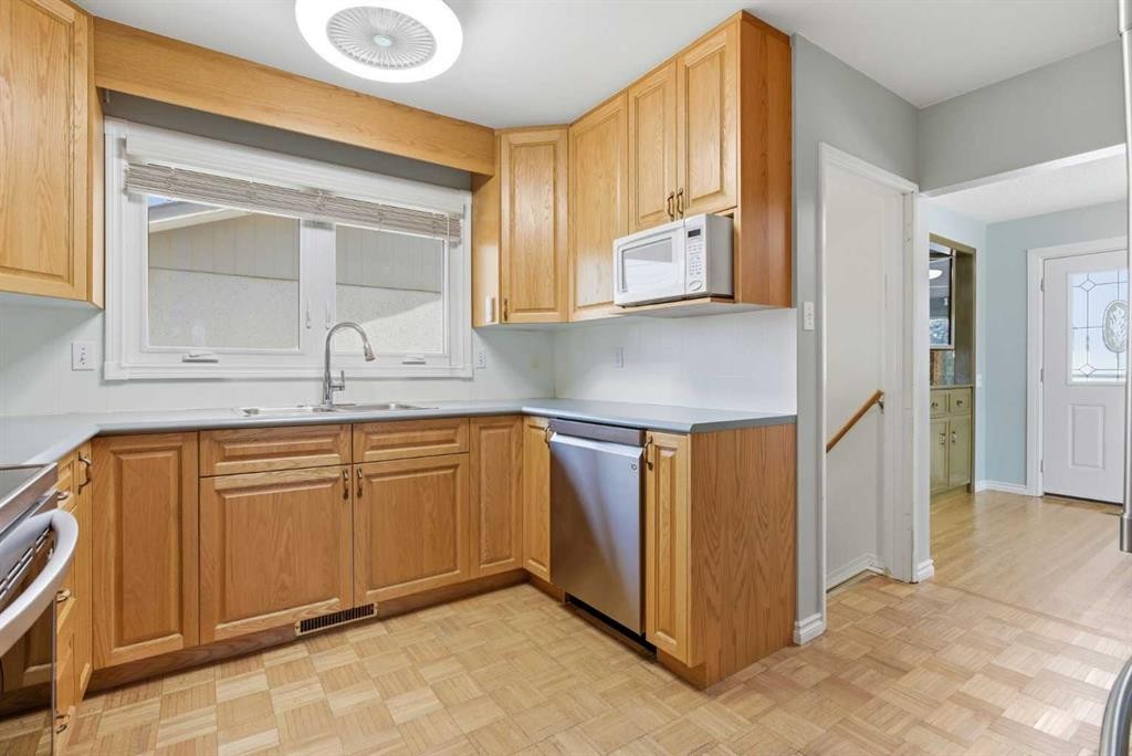 827 Forlee Drive Se, Calgary, AB - Indoor Photo Showing Kitchen With Double Sink