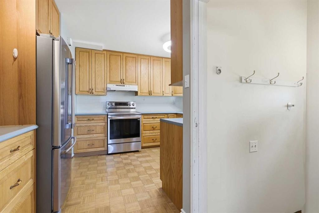 827 Forlee Drive Se, Calgary, AB - Indoor Photo Showing Kitchen