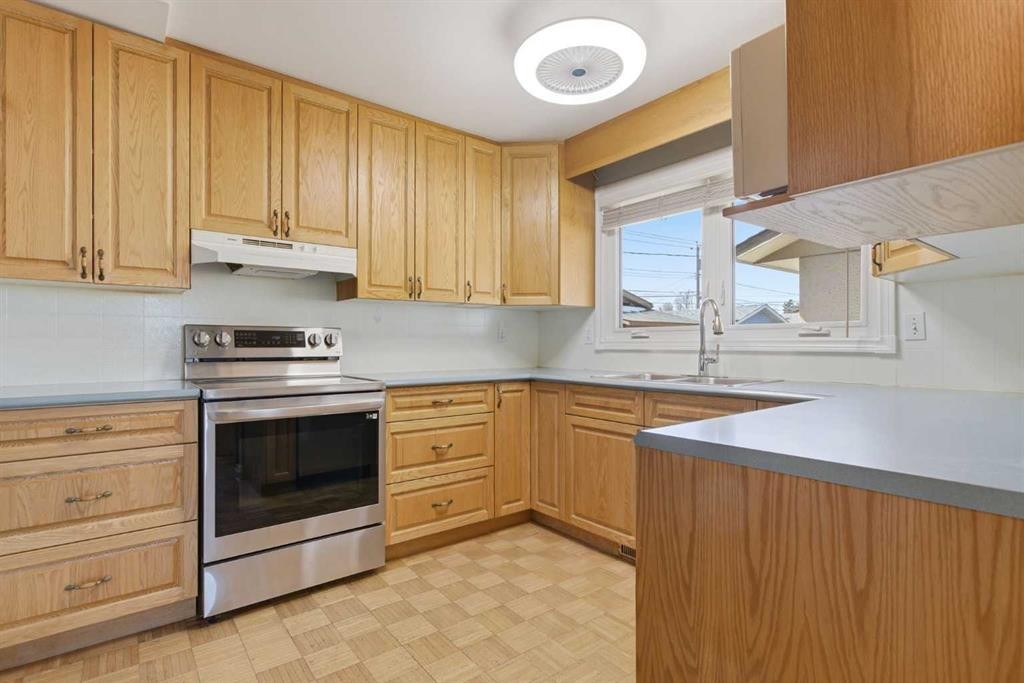 827 Forlee Drive Se, Calgary, AB - Indoor Photo Showing Kitchen