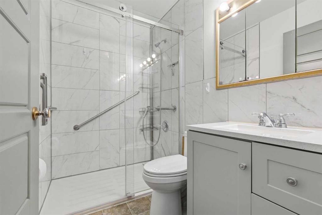 827 Forlee Drive Se, Calgary, AB - Indoor Photo Showing Bathroom