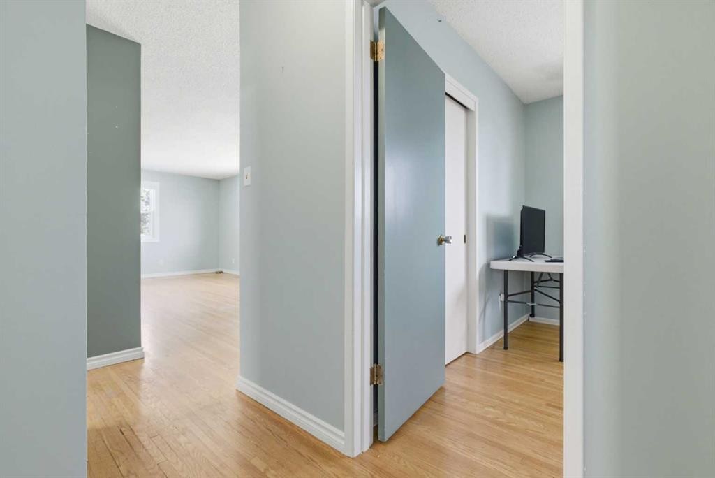 827 Forlee Drive Se, Calgary, AB - Indoor Photo Showing Other Room