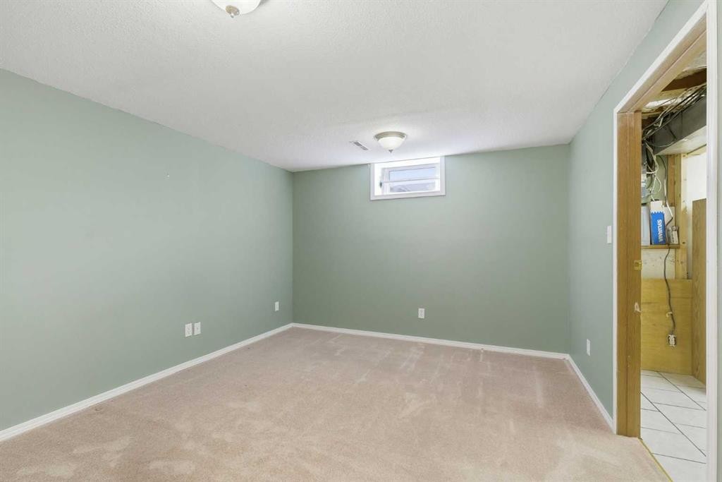 827 Forlee Drive Se, Calgary, AB - Indoor Photo Showing Other Room