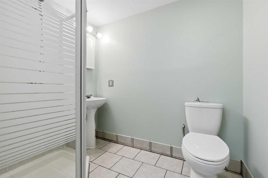 827 Forlee Drive Se, Calgary, AB - Indoor Photo Showing Bathroom