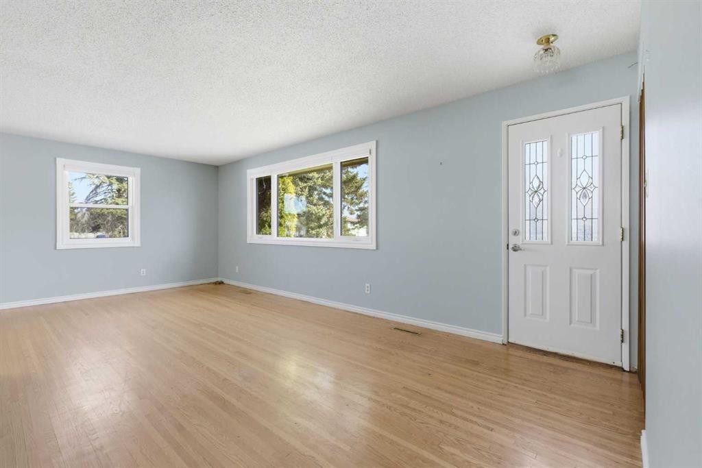 827 Forlee Drive Se, Calgary, AB - Indoor Photo Showing Other Room