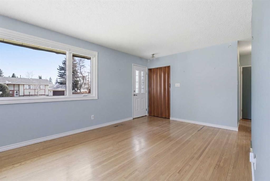 827 Forlee Drive Se, Calgary, AB - Indoor Photo Showing Other Room