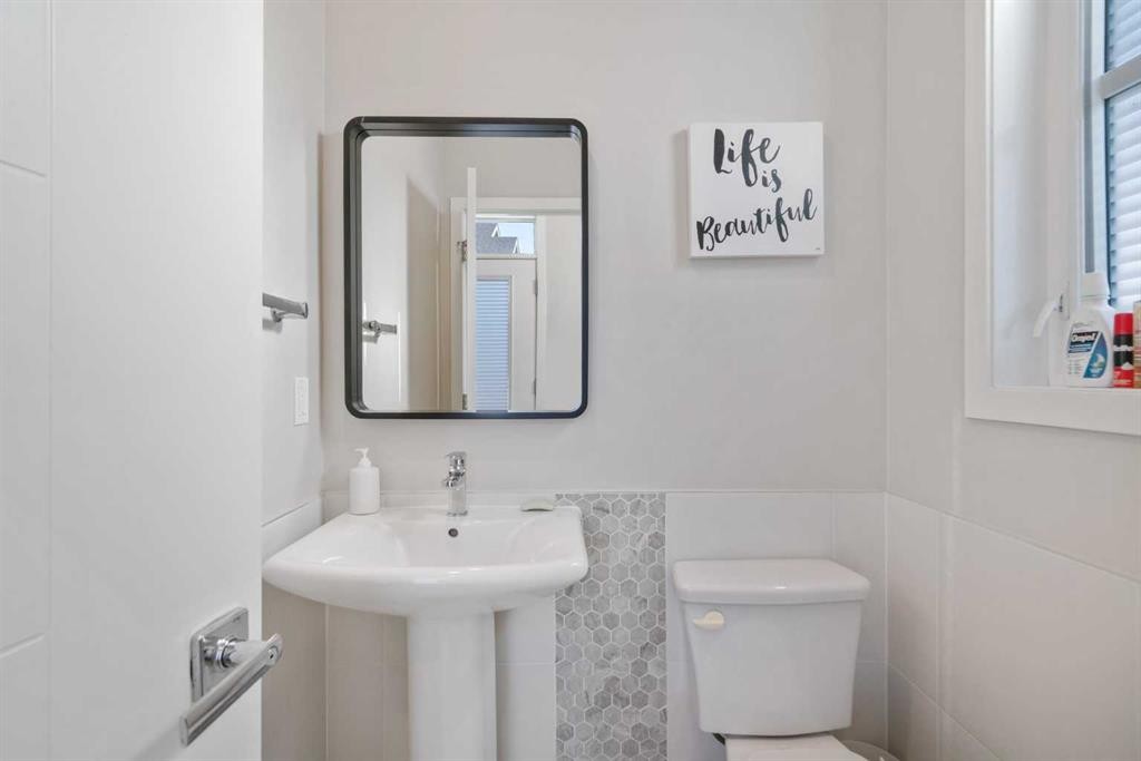 960 Walden Drive Se, Calgary, AB - Indoor Photo Showing Bathroom