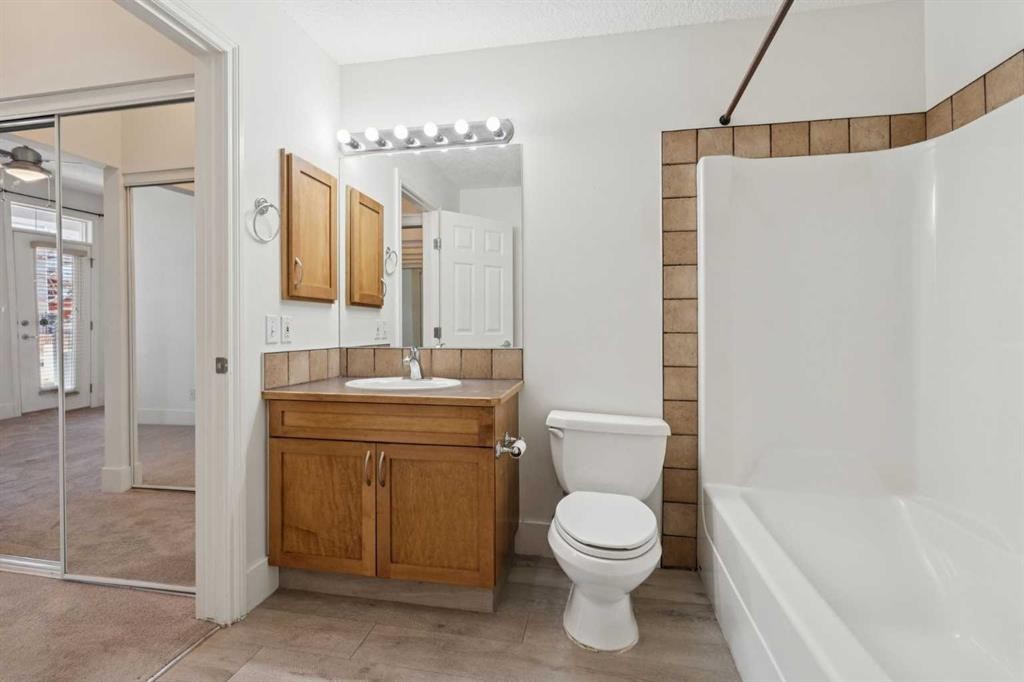 106-3650 Marda Link Sw, Calgary, AB - Indoor Photo Showing Bathroom