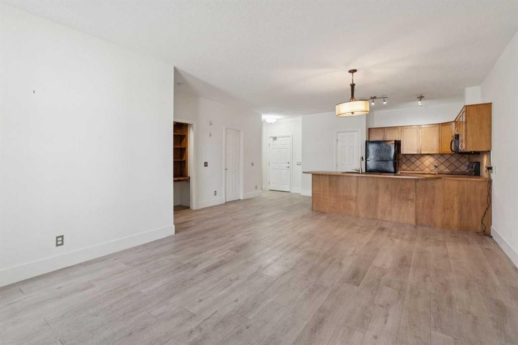 106-3650 Marda Link Sw, Calgary, AB - Indoor Photo Showing Kitchen