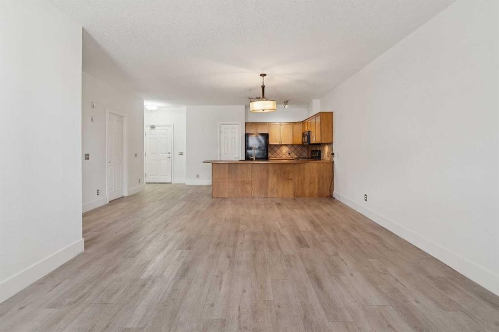 106-3650 Marda Link Sw, Calgary, AB - Indoor Photo Showing Kitchen