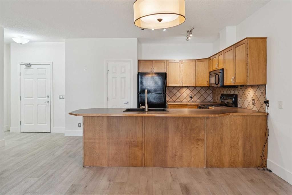 106-3650 Marda Link Sw, Calgary, AB - Indoor Photo Showing Kitchen