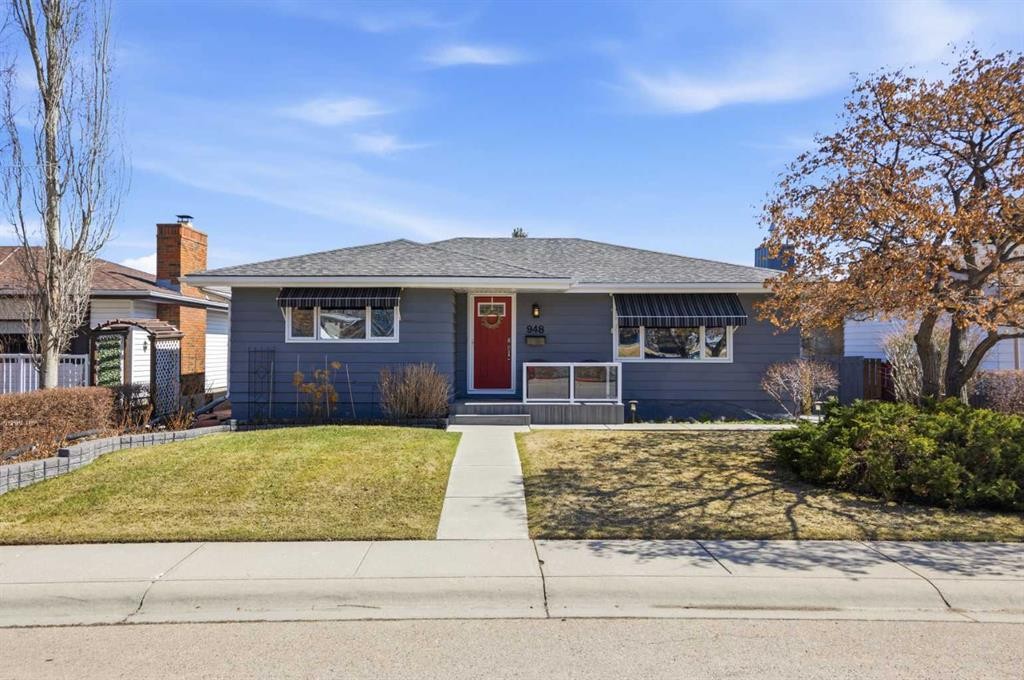 948 Canaveral Crescent Sw, Calgary, AB - Outdoor With Facade