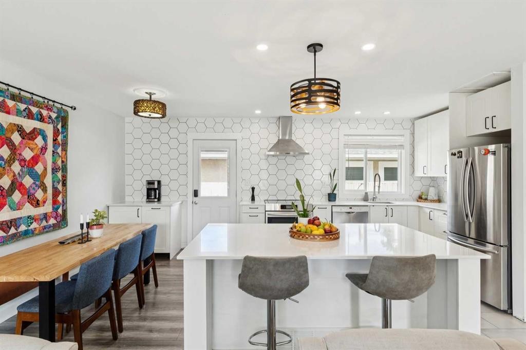 4819 30 Avenue Sw, Calgary, AB - Indoor Photo Showing Kitchen With Stainless Steel Kitchen With Upgraded Kitchen