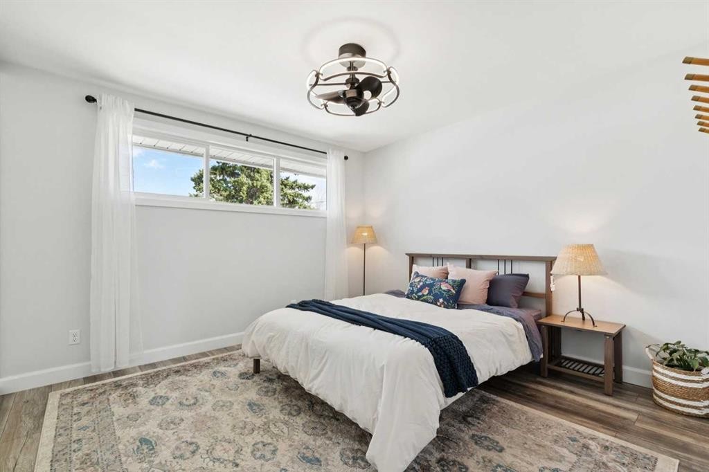 4819 30 Avenue Sw, Calgary, AB - Indoor Photo Showing Bedroom