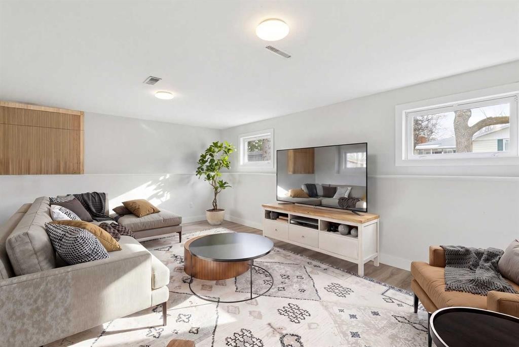 4819 30 Avenue Sw, Calgary, AB - Indoor Photo Showing Living Room