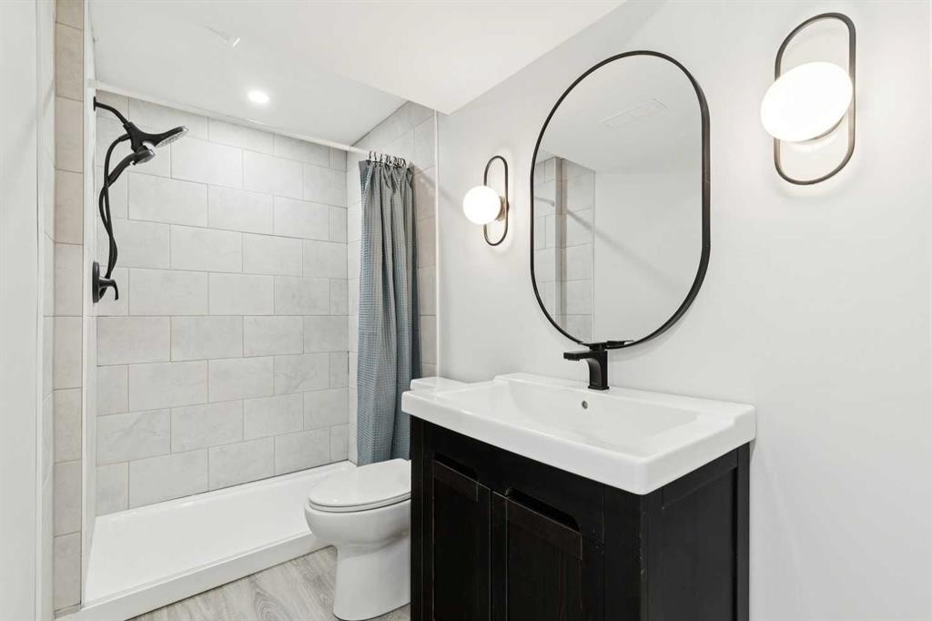 4819 30 Avenue Sw, Calgary, AB - Indoor Photo Showing Bathroom