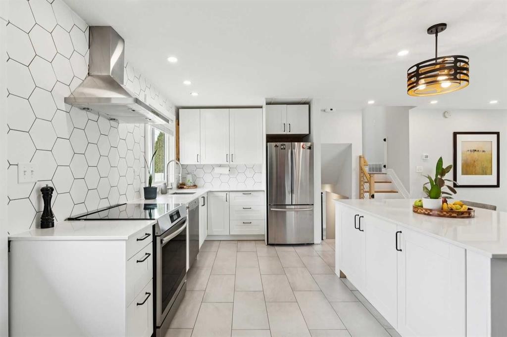 4819 30 Avenue Sw, Calgary, AB - Indoor Photo Showing Kitchen With Stainless Steel Kitchen With Upgraded Kitchen