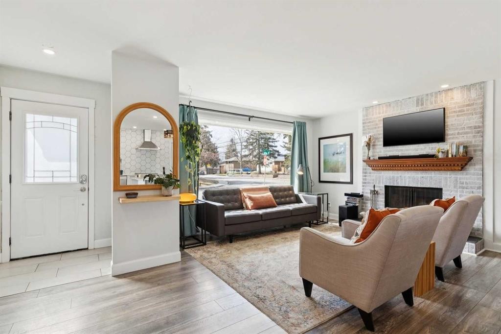 4819 30 Avenue Sw, Calgary, AB - Indoor Photo Showing Living Room With Fireplace