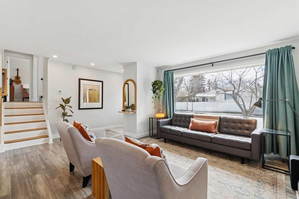 4819 30 Avenue Sw, Calgary, AB - Indoor Photo Showing Living Room