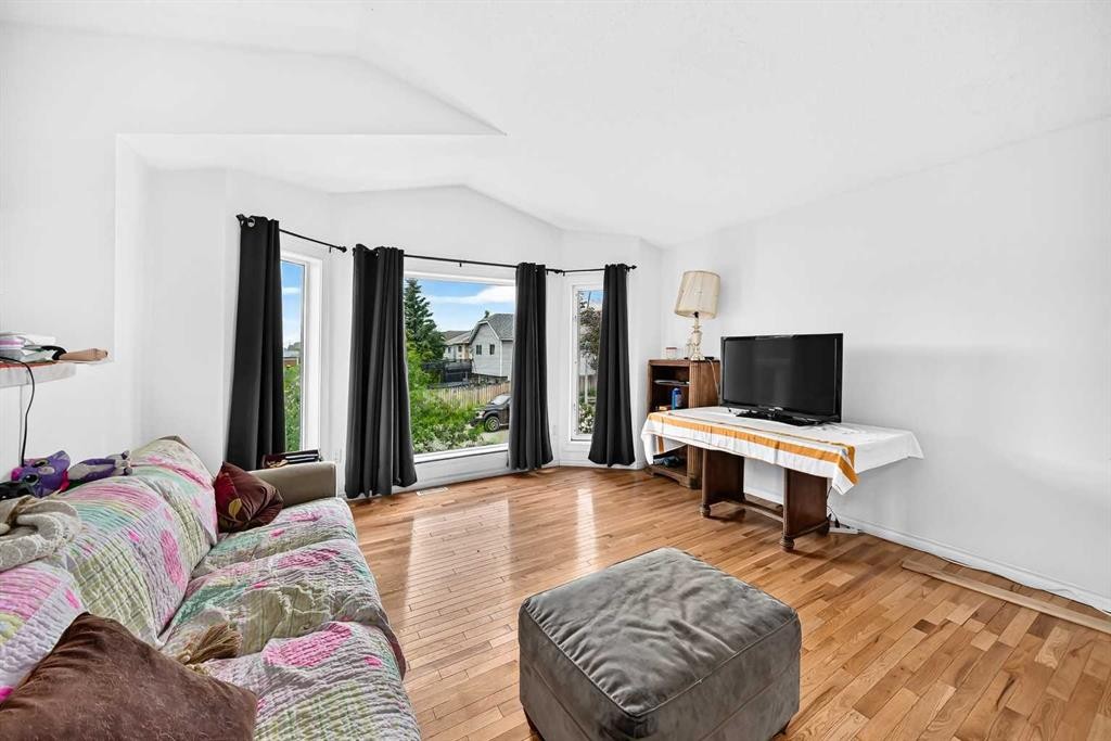 208 Erin Meadow Green Se, Calgary, AB