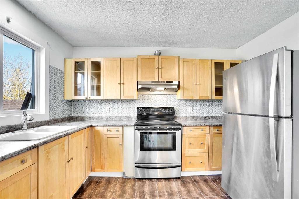 26 Falmead Bay Ne, Calgary, AB - Indoor Photo Showing Kitchen With Double Sink