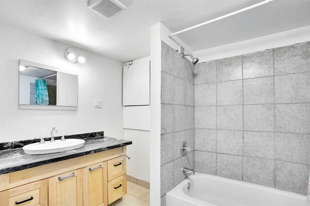 26 Falmead Bay Ne, Calgary, AB - Indoor Photo Showing Bathroom