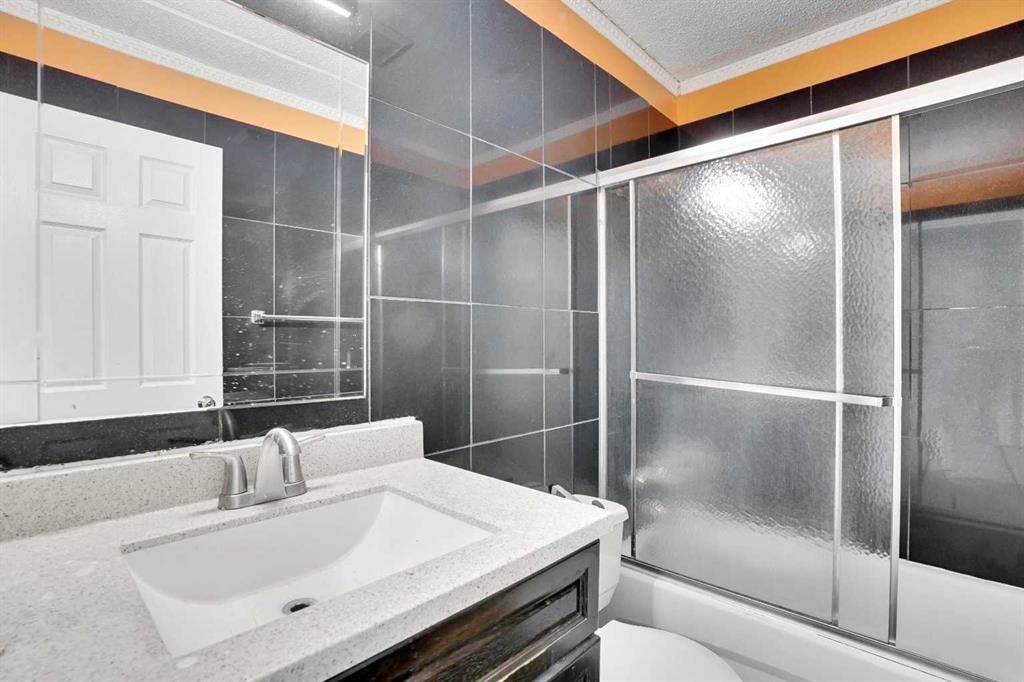 26 Falmead Bay Ne, Calgary, AB - Indoor Photo Showing Bathroom