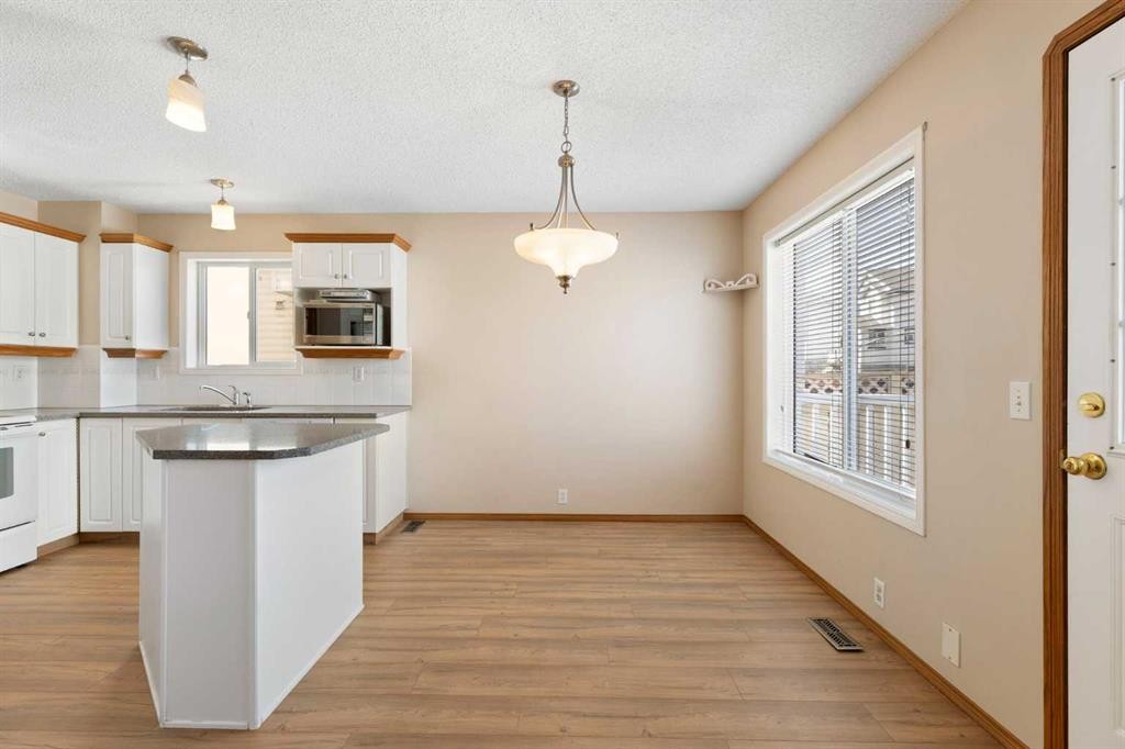 205 Scotia Point Nw, Calgary, AB - Indoor Photo Showing Kitchen