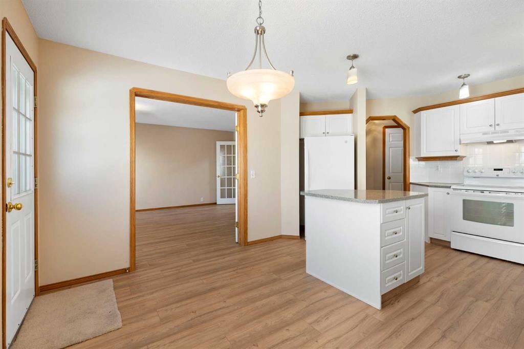 205 Scotia Point Nw, Calgary, AB - Indoor Photo Showing Kitchen