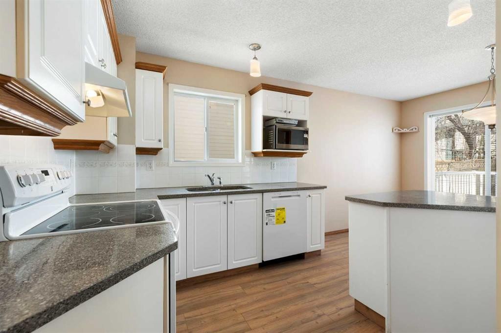 205 Scotia Point Nw, Calgary, AB - Indoor Photo Showing Kitchen