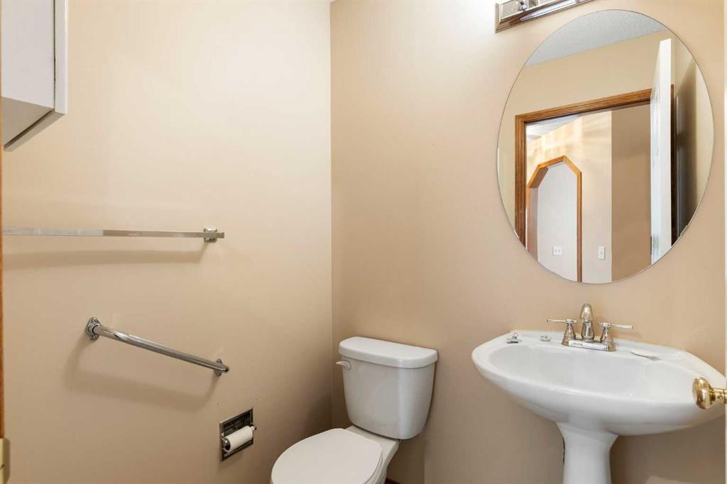 205 Scotia Point Nw, Calgary, AB - Indoor Photo Showing Bathroom