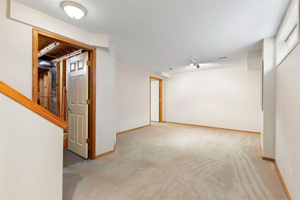 205 Scotia Point Nw, Calgary, AB - Indoor Photo Showing Other Room
