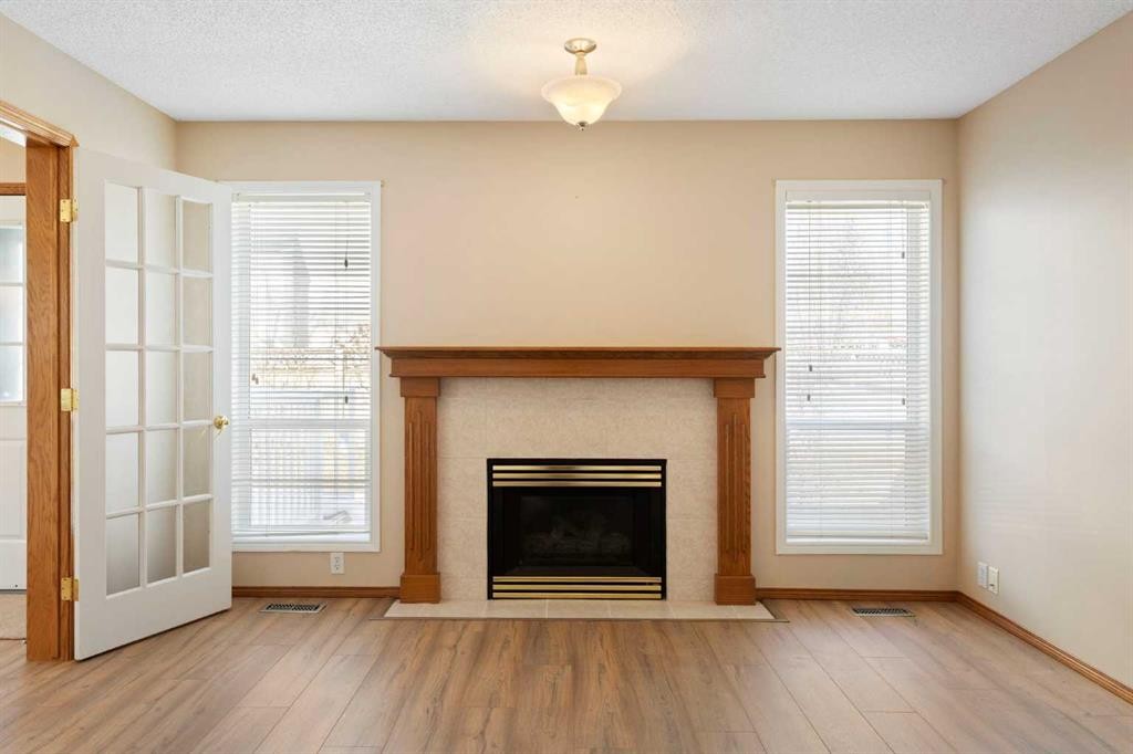 205 Scotia Point Nw, Calgary, AB - Indoor Photo Showing Living Room With Fireplace
