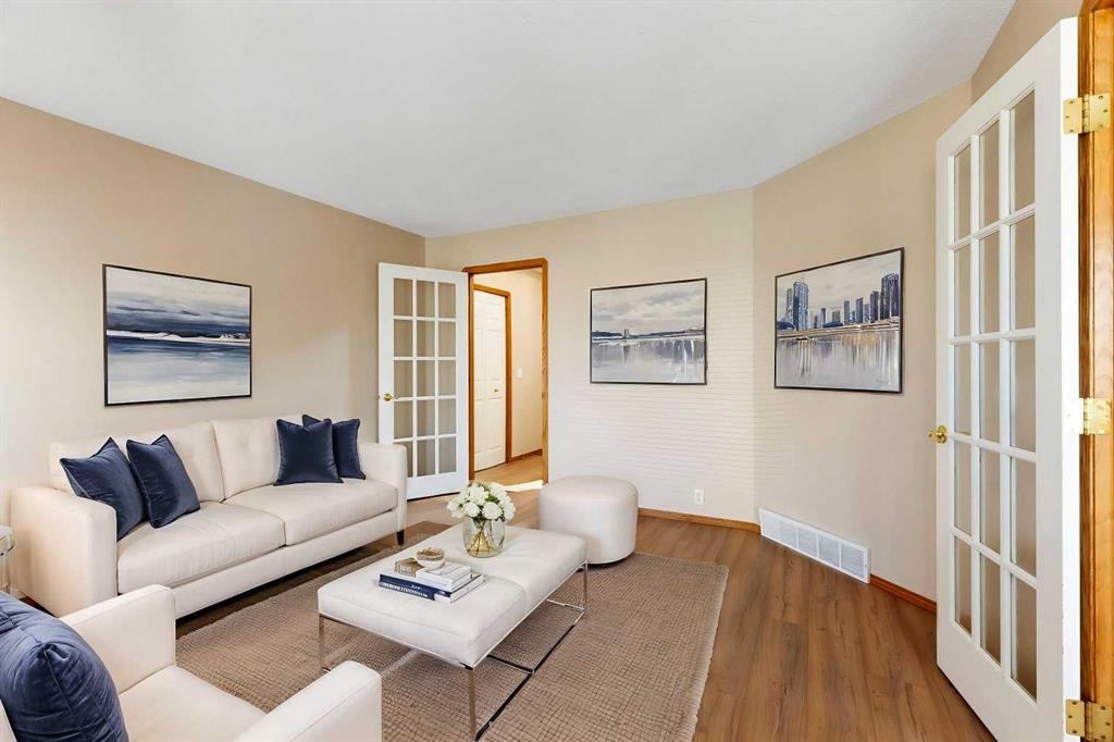 205 Scotia Point Nw, Calgary, AB - Indoor Photo Showing Living Room