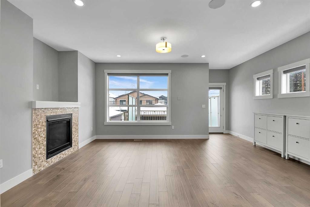 256 25 Avenue Ne, Calgary, AB - Indoor Photo Showing Living Room With Fireplace