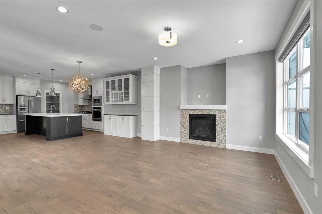 256 25 Avenue Ne, Calgary, AB - Indoor With Fireplace