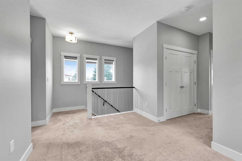 256 25 Avenue Ne, Calgary, AB - Indoor Photo Showing Other Room