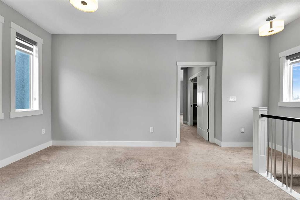 256 25 Avenue Ne, Calgary, AB - Indoor Photo Showing Other Room