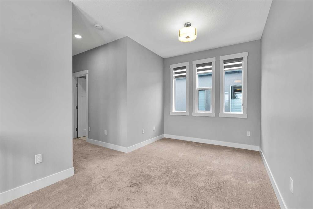 256 25 Avenue Ne, Calgary, AB - Indoor Photo Showing Other Room