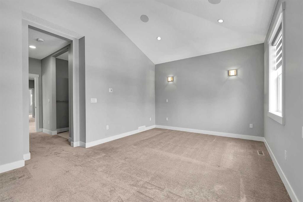 256 25 Avenue Ne, Calgary, AB - Indoor Photo Showing Other Room