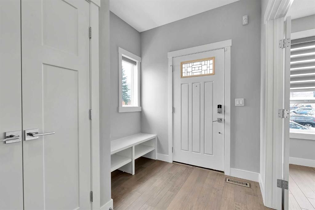 256 25 Avenue Ne, Calgary, AB - Indoor Photo Showing Other Room