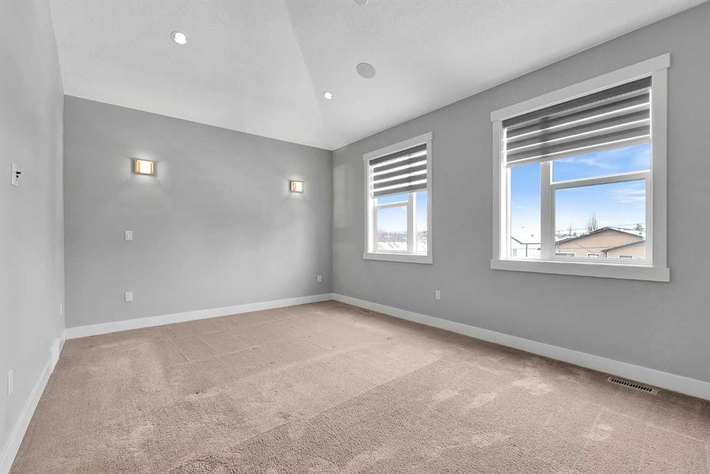 256 25 Avenue Ne, Calgary, AB - Indoor Photo Showing Other Room