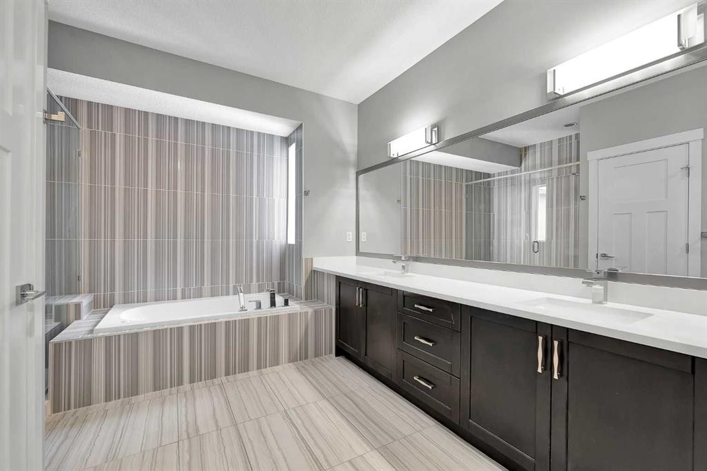 256 25 Avenue Ne, Calgary, AB - Indoor Photo Showing Bathroom