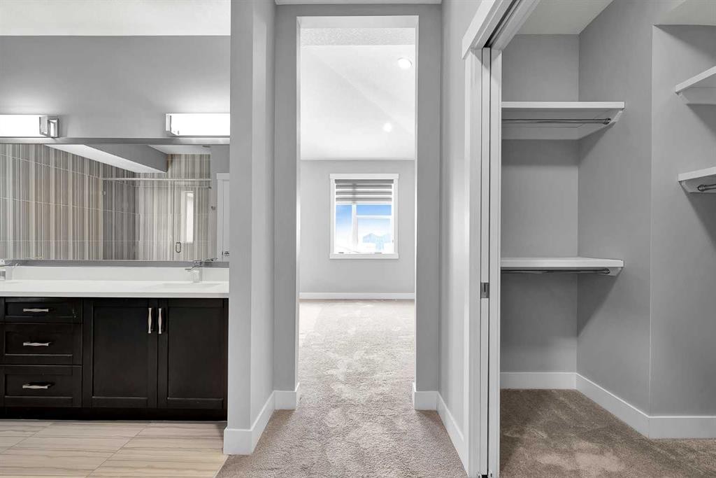 256 25 Avenue Ne, Calgary, AB - Indoor Photo Showing Other Room