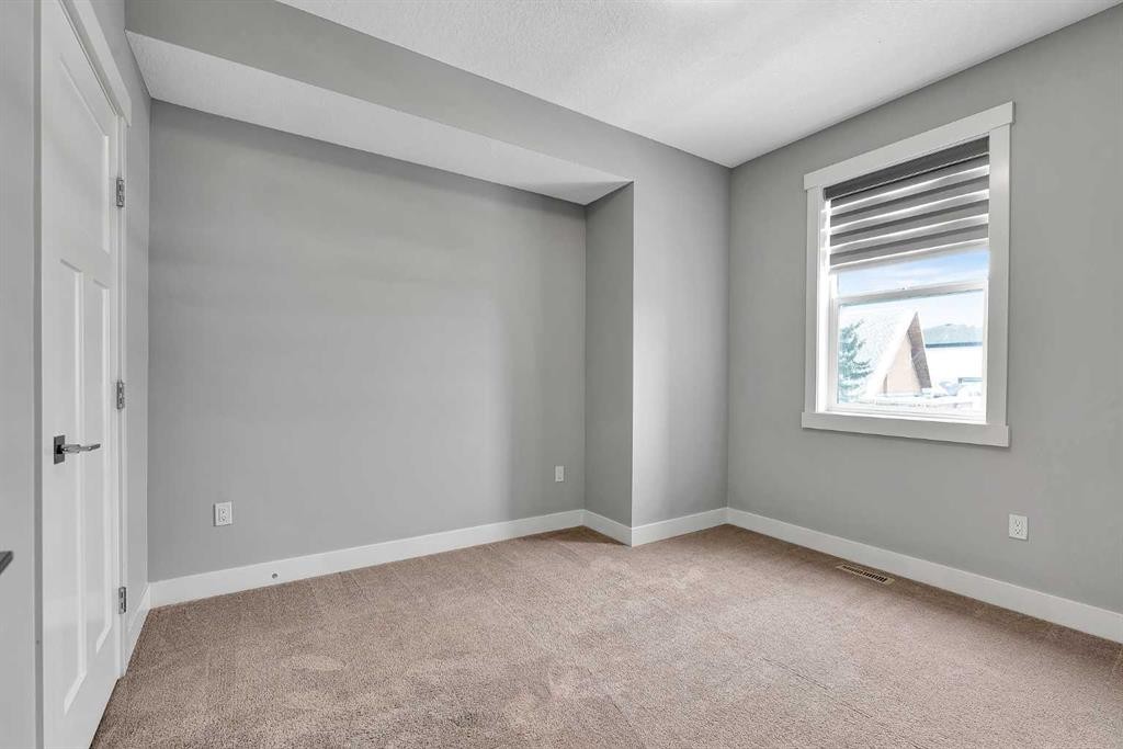 256 25 Avenue Ne, Calgary, AB - Indoor Photo Showing Other Room