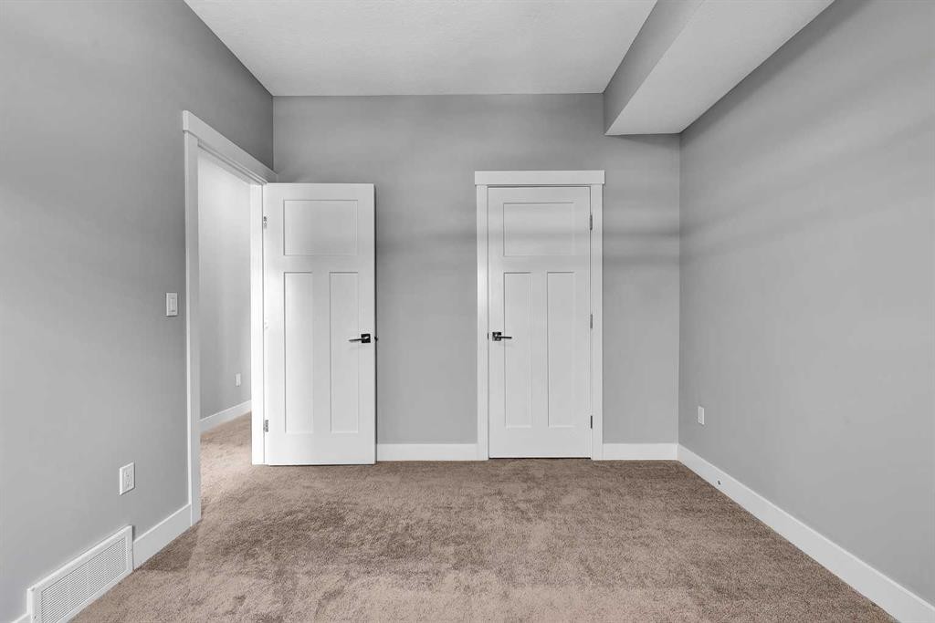 256 25 Avenue Ne, Calgary, AB - Indoor Photo Showing Other Room