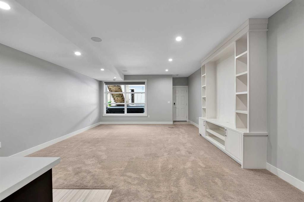 256 25 Avenue Ne, Calgary, AB - Indoor Photo Showing Other Room