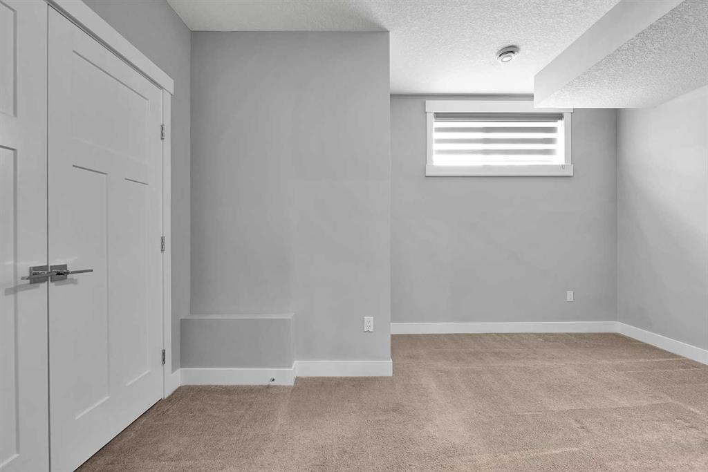 256 25 Avenue Ne, Calgary, AB - Indoor Photo Showing Other Room