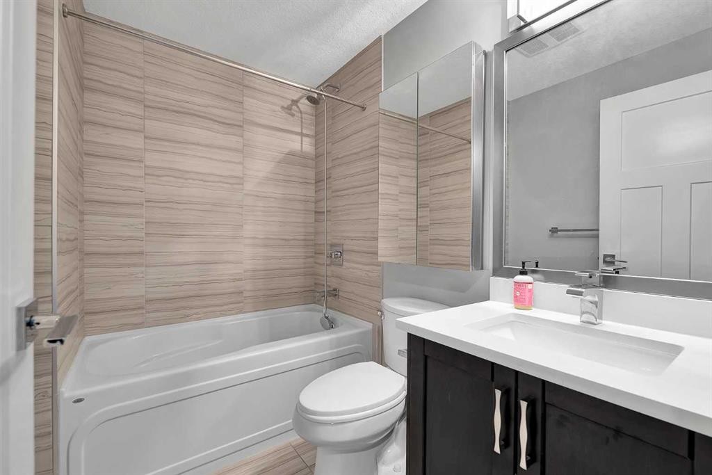 256 25 Avenue Ne, Calgary, AB - Indoor Photo Showing Bathroom